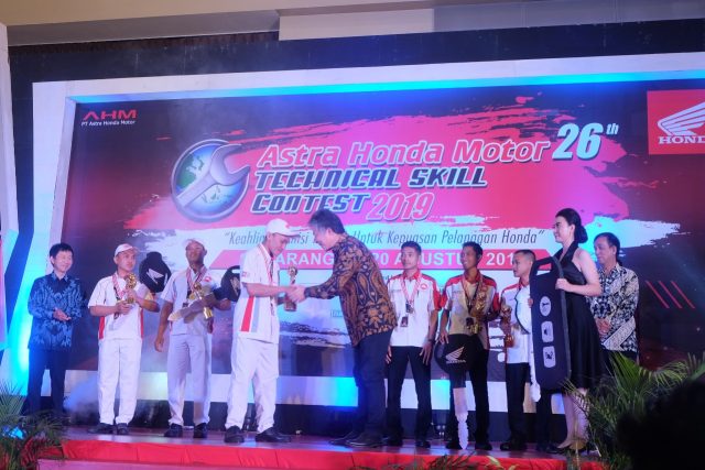 JUARA : Juara satu kategori teknisi, Agung Prasetyo asal Jateng menerima penghargaan dari Marketing Director AHM Mutsuo Usui berupa piala dan satu unit motor New Honda PCX.