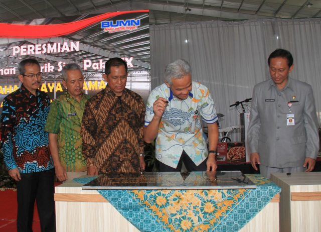 DIRESMIKAN: Gubernur Jawa Tengah, Ganjar Pranowo menandatangani prasasti, peresmian Bangunan Pabrik Siap Pakai (BPSP) IX, Graha Wijaya Utama I PT KIW disaksikan Direktur Utama KIW Rachmadi Nugroho dan Komisaris Utama Prasetyo Aribowo (kanan).