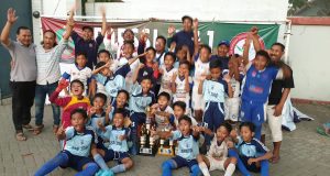 Keluarga Besar SSS Semarang dan Management SSS Semarang merayakan Kegembiraannya di Piala Kemenpora U 11 di Lapangan Sidodadi Semarang. FOTO : RWP/JATENGPOS