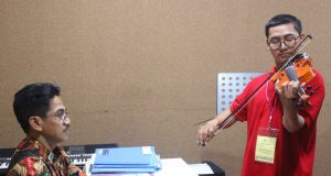 SERTIFIKASI : Salah satu peserta kelas biola tengah mengikuti tahapan uji kompetensi Sertifi kasi LPS Musik Indonesia di Halmahera Music School Semarang