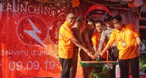 TERBARU: Vice President Pengembangan Produk Kurir dan Logistik PT Pos Indonesia, Djoko Suhartanto saat melaunching program Q9 di Kantor Pos Semarang 50000.