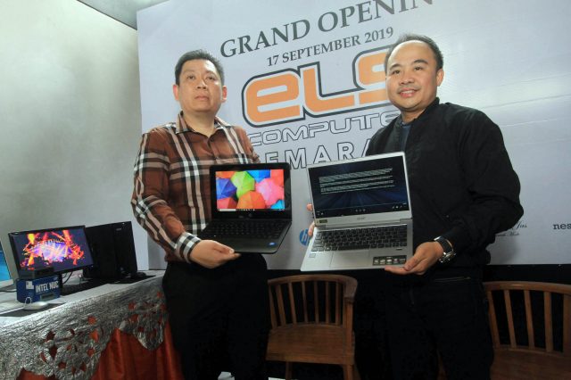 MODERN: Pimpinan ELS Computer Semarang, Charles (kiri) dan Chief Representative and Head of Intel Indonesia, Tommy Ferdianto (kanan) memperkenalkan laptop dengan 11 prosesor Intel Generasi 10. Foto : DWI SAMBODO/JATENG POS.