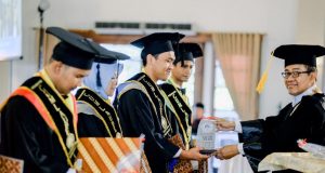 WISUDA : Rektor Uniba Dr Pramono Hadi saat mewisuda 233 mahasiswa di Gedung Graha Sabha Buana Solo, Sabtu (28/9).