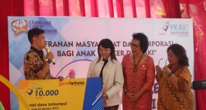 DONASI : Ketua Cabang YKAKI Semarang, Vita Mahaswari (tengah) saat menerima donasi konsumen yang selama berbelanja di Alfamart.