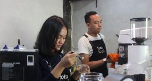 PROFESIONAL: Barista Kedai Kopi FotoKopi meracik mix minuman berbahan biji kopi khas Nusantara, menarik minat penggemar kopi kaum milenial.