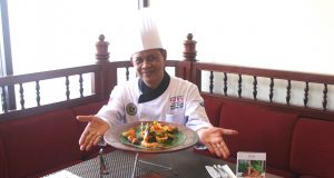 MENU BARU: I Wayan Sunia Chef Executive Patra Semarang Hotel & Convention tengah menunjukan menu promo hasil kreasinya.