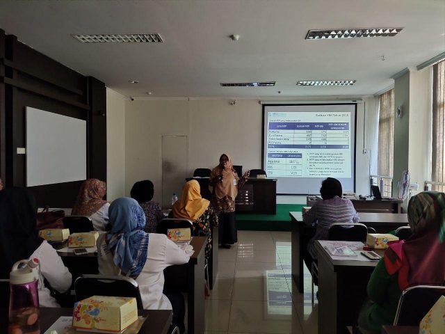 SOSIALISASI: Petugas BPJS Kesehatan Cabang Semarang melakukan sosialisasi ke Fasilitas Kesehatan Tingkat Pertama (FKTP) mengenai Penjaminan Kacamata di FKTP.