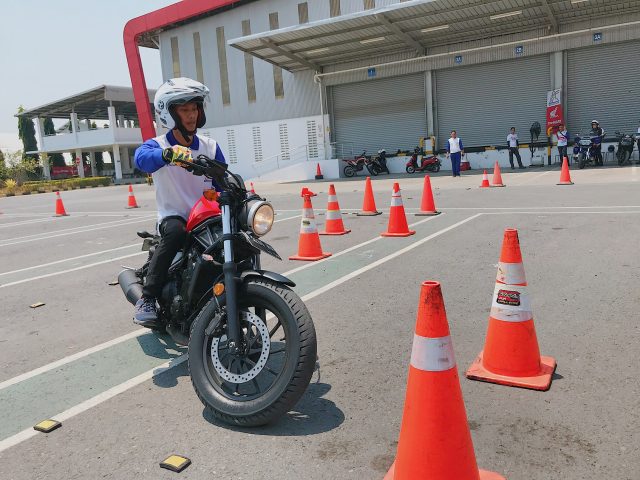 Safety Riding for Big Bike: Konsumen Honda Big Bike Jateng sedang mempraktekkan langsung teori keselamatan berkendara yang diberikan oleh Astra Motor Jateng dalam kegiatan Safety Riding for Big Bike yang diadakan di Gudang Gatsu, Semarang