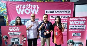 SMARTPOIN 2.0- Regional Brand Activation Manager Smartfren North Central Java, Hardi Agus (tengah), menunjukkan aplikasi My Smartfren, Selasa (5/11). FOTO : ANING KARINDRA/JATENG POS