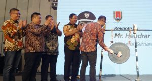 DIRESMIKAN : Walikota Semarang Hendrar Prihadi meresmikan gedung baru SMI di Jalan Puri Anjasmoro Raya Semarang pada Minggu (17/11).