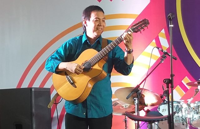 MAESTRO: Jubing Kristianto Musisi Kelas Dunia ‘Finger Style Guitar‘ tampil dan memberi edukasi pengunjung FEX 2019 Halmahera Music School di Mol Paragon Semarang.