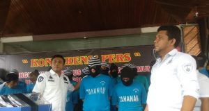 TERSANGKA: Polisi menunjukkan tersangka penggerebekan di Zeus Karaoke Semarang. Setelah menetapkan Irfan Fausy alias Marcel sebagai tersangka, polisi juga membidik manajemen Zeus Karaoke.