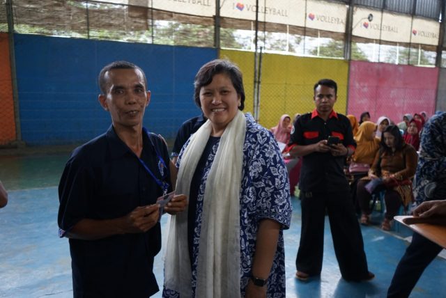SIM GRATIS: Anggota DPR RI Lestari Moerdijat menyerahkan SIM gratis kepada perwakilan penyandang disabilitas di kabupaten Kudus. Foto: istimewa