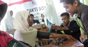BAKTI SOSIAL:BPKK DPD PKS Purbalingga mengadakan acara Bakti Sosial untuk ibu - ibu lansia di Desa Cendana Kutasari Purbalingga.
