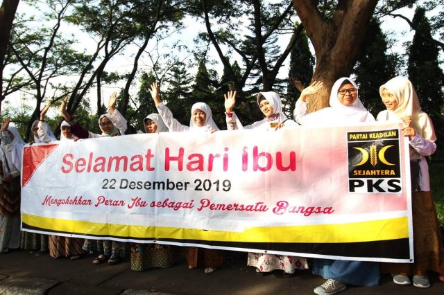 BAGI SOUVENIR: Kader perempuan PKS Kota Salatiga menggelar Flashmob di Pasar Tiban Jalan Lingkar Salatiga (JLS),