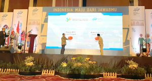 RAPAT KOORDINASI : Wagub Jateng Taj Yasi Maimoen bersama Kepala Badan Pusat Statistik (BPS) Jateng, Sentot Bangun Widoyono menekan tombol sebagai simbol dimulainya Rakorda SP2020 Provinsi Jateng, Senin (9/12).