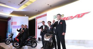 AllNewHondaBeAT (kiri-kanan) : Marketing Director AHM Thomas Wijaya, President Director AHM Toshiyuki Inuma, Executive Director of Asian Honda Motor Co., Ltd. Atsushi Ogata (tengah), Executive Vice President Director AHM Johannes Loman dan Marketing Director AHM Mutsuo Usui mempernalkan All New Honda BeAT dan All New Honda BeAT Street di JIEXPO Kemayoran, Jakarta (16/01)