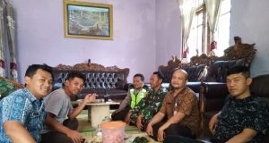 SERAP ASPIRASI: Lurah Kumpulrejo Eska Bayu bersama Babinsa dan Babinkamtibmas saat anjangsana ke rumah warga untuk menyerap aspirasi. Kebetulan saat bersamaan bertemu anggota DPRD Salatiga Saeful Mashud ( kanan) yang juga anjangsana. ( foto : dekan bawono/ jateng pos).