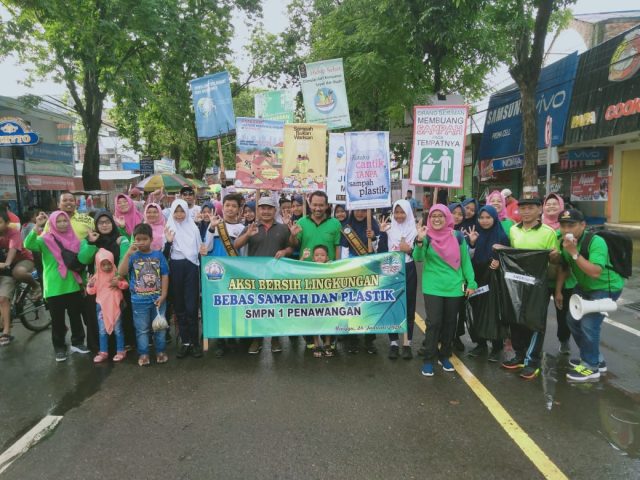 KAMPANYE: Duta lingkungan dari SMP 1 Penawangan saat kanpanye lingkungan di CFD Purowodadi. Foto: istimewa for jateng pos.