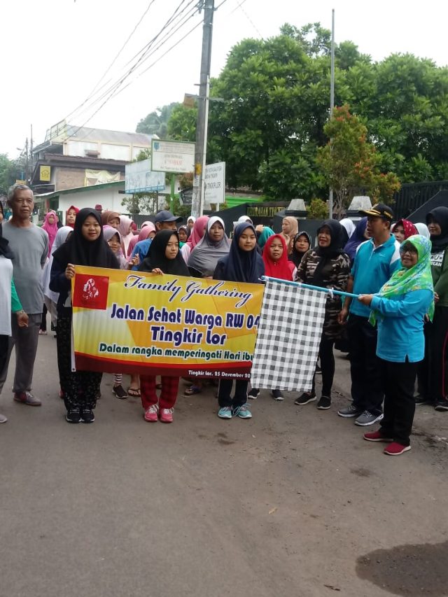 SEMANGAT : Ketua TP PKK Tingkir Lor, Udiyani Sumadi SE saat memberi aba-aba start dalam jalan sehat. ( foto : dekan bawono/ jateng pos).