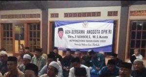 SEHAT : Masyarakat menghadiri reses dengan doa bersama di penghujung tahun yang diadakan anggota DPR RI Drs.H. Fadholi M.I.Kom.