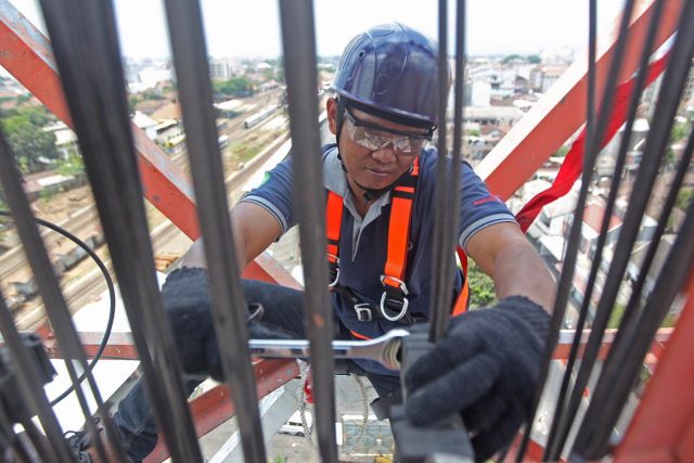 CEK JARINGAN- Seorang petugas tengah mengecek jaringan di salah satu BTS XL, saat menghadapi lonjakan trafik Natal dan Tahun Baru 2020. FOTO : IST/ANING KARINDRA/JATENG POS