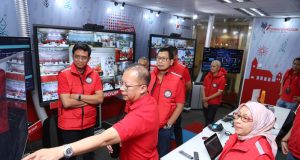 TRAFIK NARU: (Ka-ki) Direktur Sales Telkomsel, Ririn Widaryani; Acting CEO Telkomsel, Heri Supriadi; Direktur HCM Telkomsel, Irfan A Tachrir; dan Direktur Network Telkomsel, Iskriono Windiarjanto; serta manajemen Telkomsel, saat melakukan pemantauan performansi layanan Telkomsel di seluruh Indonesia pada malam pergantian tahun di Jakarta, Selasa (31/12). FOTO : IST/ANING KARINDRA/JATENG POS