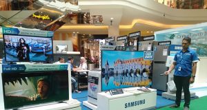 PAMERAN DI MALL- Samsung Elektronik menggandeng Superstore Global Elektronik Semarang melalui pameran tunggal di Atrium Mall Paragon, mulai 8-19 Januari 2020. FOTO : ANING KARINDRA/JATENG POS