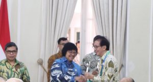 PROPER HIJAU- Direktur Sido Muncul, Irwan Hidayat, saat menerima penghargaan Program Penilaian Peringkat Kinerja Perusahaan (PROPER) hijau dari Menteri Lingkungan Hidup dan Kehutanan RI, Dr. Ir. Siti Nurbaya Bakar M.Sc, di Gedung II Istana Wakil Presiden RI di Jakarta, Rabu (8/1/2020). FOTO : IST/ANING KARINDRA/JATENG POS