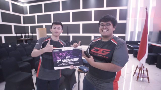 TIM DG ESPORTS- Tim Dunia Games (DG) Esports berhasil lolos pada kualifikasi tingkat Asia dalam Turnamen Arena of Valor e-Master Chengdu 2020, sekaligus mewakili Indonesia untuk menghadapi tim terbaik lainnya dari Cina, Hong Kong, Taiwan, India, Indonesia, Thailand, Vietnam, dan Filipina. DG Esports merupakan tim esport yang dimiliki oleh Dunia Games Telkomsel, dimana salah satunya berada di bawah divisi AOV. FOTO : IST/ANING KARINDRA/JATENG POS