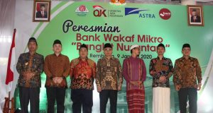 BANK WAKAF MIKRO- Ketua Dewan Komisioner OJK, Wimboh Santoso (tengah), saat meresmikan BWM Bangkit Nusantara di Pondok Pesantren Pondok Roudlatut Thalibin, Rembang Jawa Tengah, Kamis (9/1/2020). FOTO : IST/ANING KARINDRA/JATENG POS