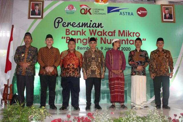 BANK WAKAF MIKRO- Ketua Dewan Komisioner OJK, Wimboh Santoso (tengah), saat meresmikan BWM Bangkit Nusantara di Pondok Pesantren Pondok Roudlatut Thalibin, Rembang Jawa Tengah, Kamis (9/1/2020). FOTO : IST/ANING KARINDRA/JATENG POS