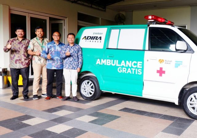 DONASI : Adira Finance Syariah memberikan donasi satu unit ambulans melalui Filantra untuk kebutuhan kesehatan masyarakat Kota Semarang. Foto : DWI SAMBODO/JATENG POS.