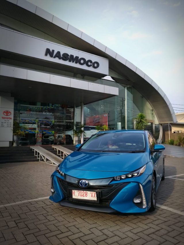 PRIUS PHEV- Nasmoco Group sebagai diler resmi Toyota di wilayah Jawa Tengah dan DIY memperkenalkan Prius PHEV kendaraan elektrifikasi Toyota, Kamis (16/1/2020). FOTO : ANING KARINDRA/JATENG POS