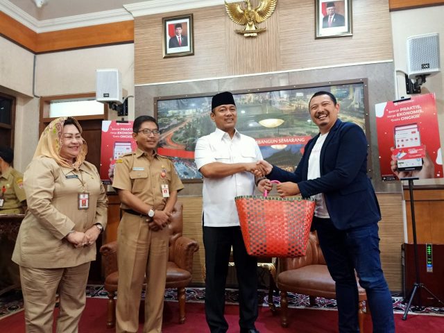 KERJASAMA: Wali Kota Semarang, Hendrar Prihadi, bersama Direktur Utama Tumbas.in, Bayu Mahendra Saubig, usai penandatanganan Memorandum of Understanding (MoU) pada Senin (20/1/2020), di ruang VIP Wali Kota Semarang. FOTO : ANING KARINDRA/JATENG POS