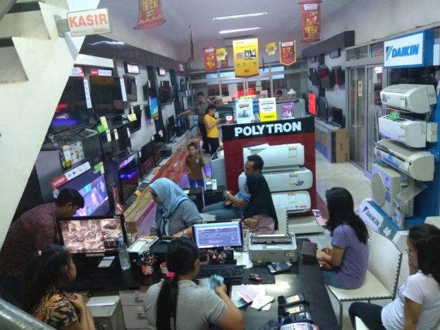 ELEKTRONIK LARIS- Menjelang Tahun Baru Imlek 2571/2020, yang jatuh pada Sabtu, 25 Januari, penjualan elektronik tumbuh signifikandi Global Elektronik Semarang. FOTO : IST/ANING KARINDRA/JATENG POS