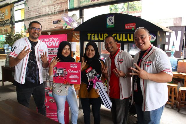 SMARTFREN WOW- Ratna Maya Sari, pelanggan Smartfren asal Lampung menjadi yang paling beruntung mendapatkan satu unit rumah senilai miliaran rupiah dari undian Smartfren WOW. FOTO : IST/ANING KARINDRA/JATENG POS