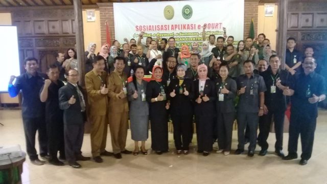 SOSIALISIASI: Ketua Pengadilan Tinggi Jateng Dr Hj Sri Sutatiek, SH, M.Hum (tengah) bersama narasumber dan satuan kerja yang menjadi peserta Sosialisasi Aplikasi e-Court di Balemong Ungaran, kemarin.