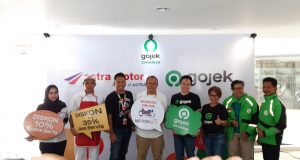 GOJEK SWADAYA : Perwakilan Managemen Astra Motor bersama Team Gojek dan perwakilan Mitra Driver Gojek saat foto bersama. Foto: istimewa for jateng pos