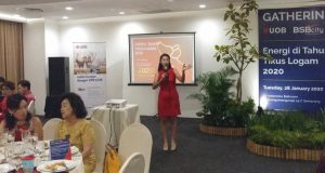 PROPERTI PROSPEKTIF- Pakar Feng Shui, DR. Linda Kho, saat memaparkan mengenai prospek bisnis properti pada Tahun Tikus Logam, disela Gathering Nasabah Premium Bank UOB dengan BSB City, Selasa (28/1/2020), di S2 Resto Semarang. FOTO : ANING KARINDRA/JATENG POS