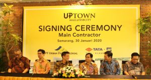 SIGNING CEREMONY- Direktur Utama PT Urban Pilar Milenial selaku Owner BSB City, Didi Korompis (ketiga dari kiri), bersama jajaran direksi PT Urban Pilar Milenial, PT Tatamulia Nusantara Indah dan PT Silkar National, berfoto bersama usai 'Signing Ceremony Main Contractor Uptown Mall BSB City', di Gama Resto BSB City Semarang, Kamis (30/1/2020). FOTO : ANING KARINDRA/JATENG POS