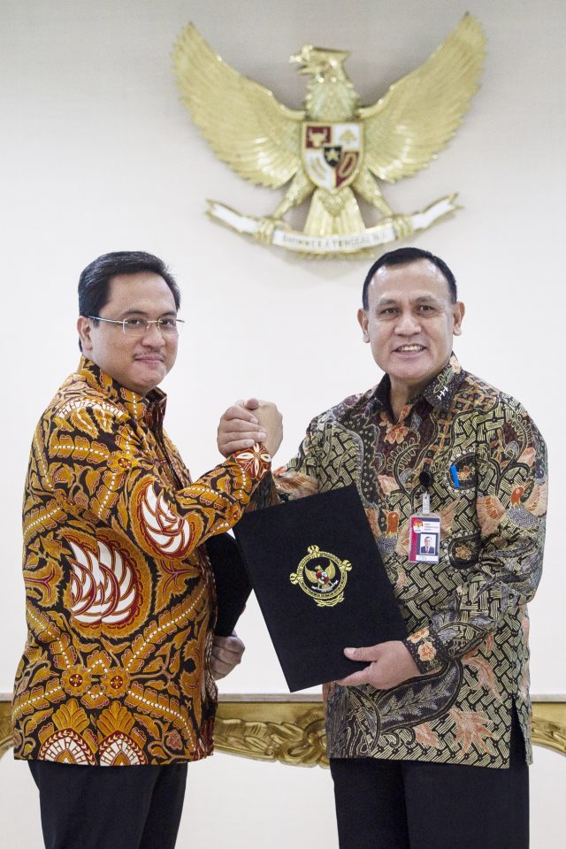 KERJA SAMA BPK DAN KPK:Ketua BPK Agung Firman Sampurna (kiri) dan Ketua KPK Firli Bahuri (kanan) berjabat tangan usai menandatangani berkas kerja sama di Kantor Pusat BPK, Jakarta, Selasa (7/1/2020). Dalam pertemuan tersebut BPK dan KPK menyepakati kerja sama dalam tindak lanjut hasil pemeriksaan BPK yang berindikasi kerugian negara dan unsur pidana, penghitungan kerugian negara dan upaya pencegahan tindak pidana korupsi. ANTARA FOTO/Dhemas Reviyanto/foc.