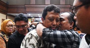 ROMAHURMUZIY DITUNTUT EMPAT TAHUN PENJARA :Terdakwa kasus dugaan suap jual beli jabatan di lingkungan Kementerian Agama Romahurmuziy (tengah) mendapat pelukan usai menjalani sidang tuntutan di Pengadilan Tipikor Jakarta Pusat, Jakarta, Senin (6/1/2020). Mantan Ketua Umum PPP itu dituntut empat tahun penjara dan denda Rp250 juta subsider lima bulan kurungan. ANTARA FOTO/Sigid Kurniawan/wsj.