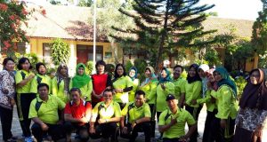 KEBERSAMAAN: Kepala SD Negeri Padangsari 02 Kecamatan Banyumanik, Karyono, SPd. SD foto bersama jajaran guru di halaman sekolah. DOC/JATENG POS