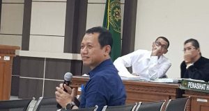 KESAKSIAN:Sekda Kabupaten Kudus Sam'ani Intakoris saat diperiksa sebagai saksi dalam sidang suap Bupati Kudus di Semarang, Senin. (ANTARA/I.C.Senjaya)