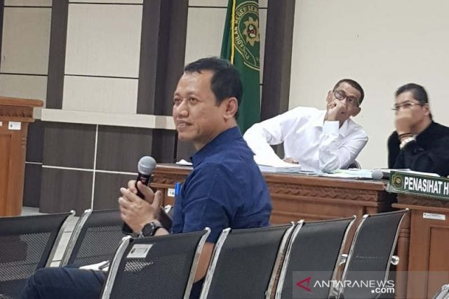 KESAKSIAN:Sekda Kabupaten Kudus Sam'ani Intakoris saat diperiksa sebagai saksi dalam sidang suap Bupati Kudus di Semarang, Senin. (ANTARA/I.C.Senjaya)