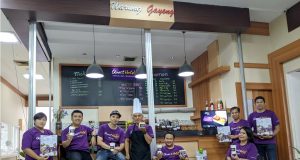 WARUNG GAYENG: Manajemen Quest Hotel Simpang Lima Semarang tengah foto bersama di outlet kuliner perdana di area Kantor Gubernur Provinsi Jawa Tengah. Foto : DWI SAMBODO/JATENG POS