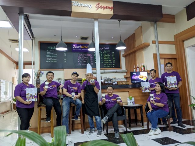 WARUNG GAYENG: Manajemen Quest Hotel Simpang Lima Semarang tengah foto bersama di outlet kuliner perdana di area Kantor Gubernur Provinsi Jawa Tengah. Foto : DWI SAMBODO/JATENG POS