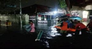 BANJIR:Petugas Badan Penanggulangan Bencana Daerah Kota Pekalongan sedang melakukan proses evakuasi para korban yang rumahnya dilanda banjir. (ANTARA/Kutnadi)