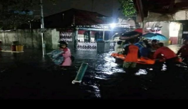 BANJIR:Petugas Badan Penanggulangan Bencana Daerah Kota Pekalongan sedang melakukan proses evakuasi para korban yang rumahnya dilanda banjir. (ANTARA/Kutnadi)